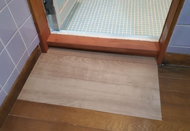 浴室の前の床面張り替え　入り口の木材交換